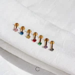 piercings dourado colorido